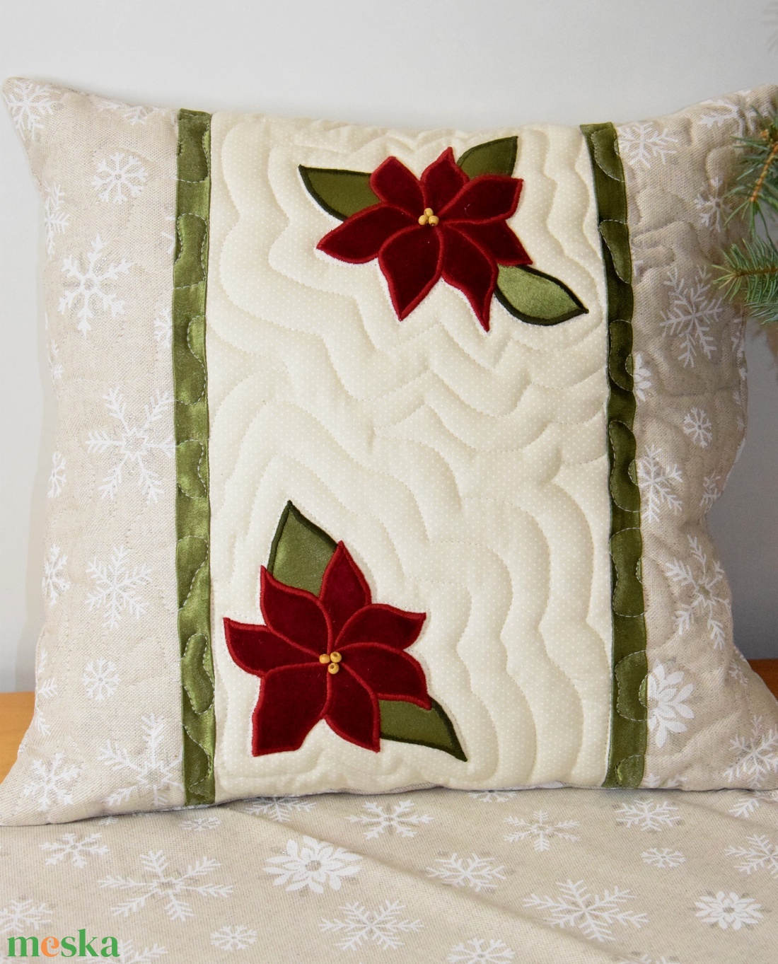 Adventi lakástextil, asztalterítő, asztali futó, díszpárna, mikulásvirágos, piros, zöld, natúr, fagyöngy gombdíszekkel - karácsony - karácsonyi lakásdekoráció - ünnepi asztaldekoráció - Meska.hu