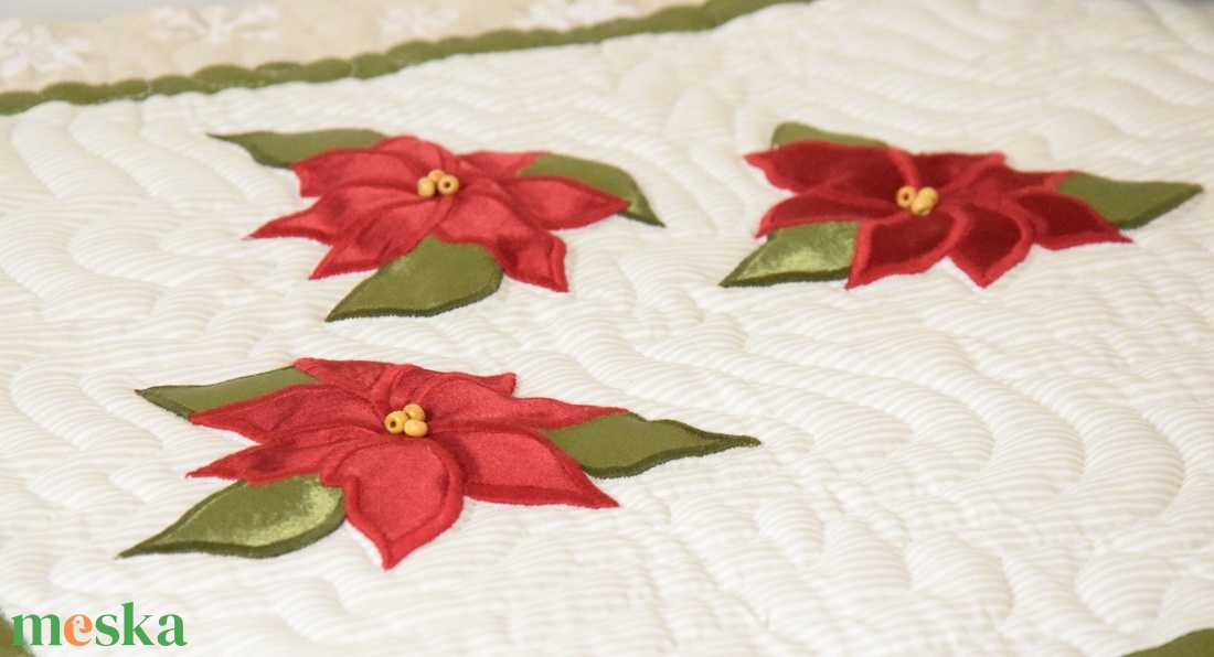 Adventi lakástextil, asztalterítő, asztali futó, díszpárna, mikulásvirágos, piros, zöld, natúr, fagyöngy gombdíszekkel - karácsony - karácsonyi lakásdekoráció - ünnepi asztaldekoráció - Meska.hu