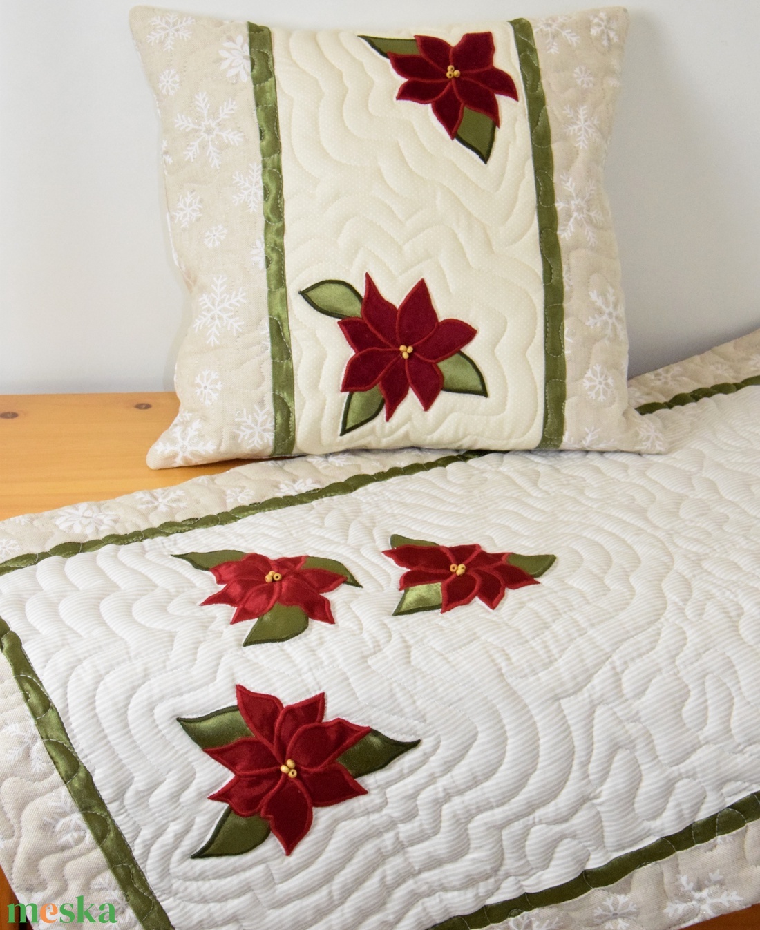 Adventi lakástextil, asztalterítő, asztali futó, díszpárna, mikulásvirágos, piros, zöld, natúr, fagyöngy gombdíszekkel - karácsony - karácsonyi lakásdekoráció - ünnepi asztaldekoráció - Meska.hu