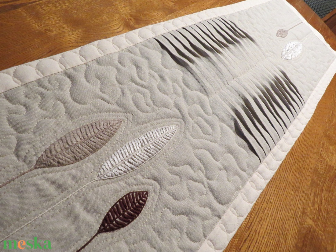 Len, molinó asztali futó, asztalközép, natural, minimál stílusban, tollakkal hímezve, barna, mogyoró, nyers színekben - otthon & életmód - konyhafelszerelés, tálalás - tálalás - tálalás - Meska.hu