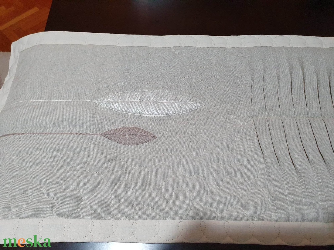 Len, molinó asztali futó, asztalközép, natural, minimál stílusban, tollakkal hímezve, barna, mogyoró, nyers színekben - otthon & életmód - konyhafelszerelés, tálalás - tálalás - tálalás - Meska.hu