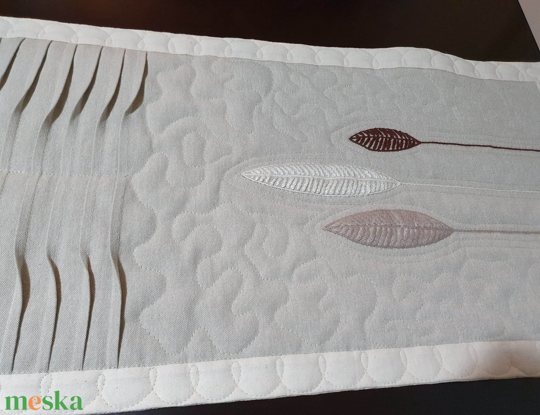 Len, molinó asztali futó, asztalközép, natural, minimál stílusban, tollakkal hímezve, barna, mogyoró, nyers színekben - otthon & életmód - konyhafelszerelés, tálalás - tálalás - tálalás - Meska.hu