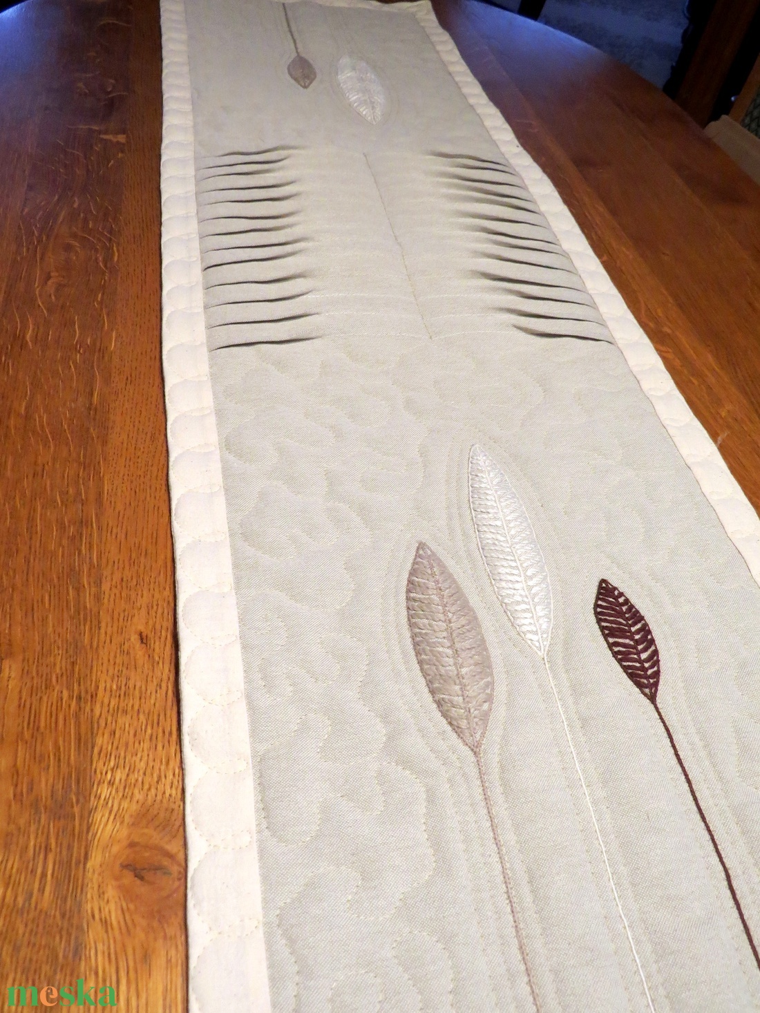 Len, molinó asztali futó, asztalközép, natural, minimál stílusban, tollakkal hímezve, barna, mogyoró, nyers színekben - otthon & életmód - konyhafelszerelés, tálalás - tálalás - tálalás - Meska.hu