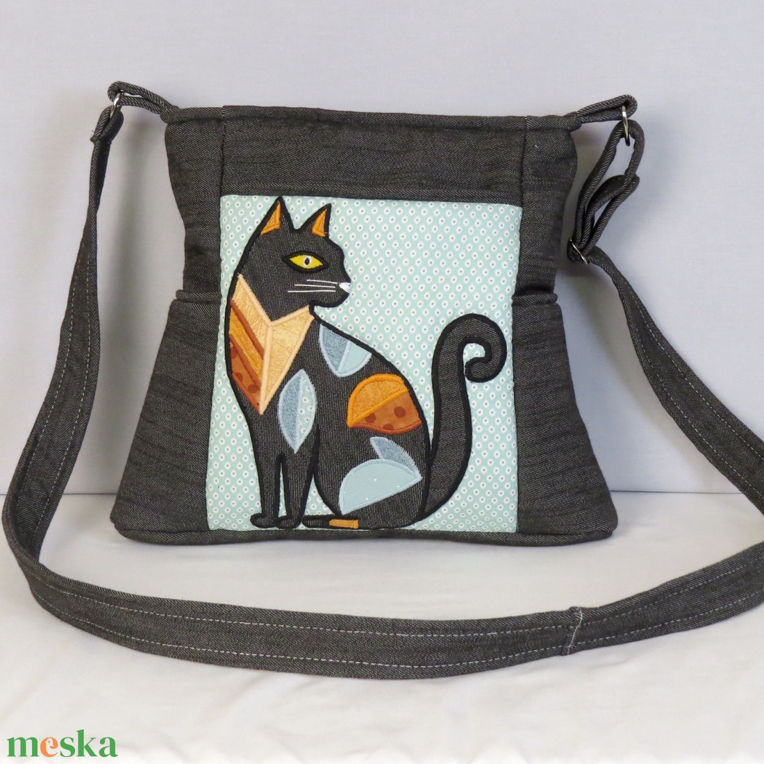  Fekete farmer női válltáska cica applikációval, egyedi  designer  crossbody táska, vállon átvethető   - táska & tok - kézitáska & válltáska - vállon átvethető táska - Meska.hu