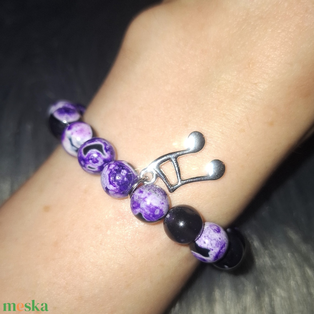 Hangjegyes lila láng achát ásványkarkötő - ékszer - karkötő - ásványkarkötő - Meska.hu