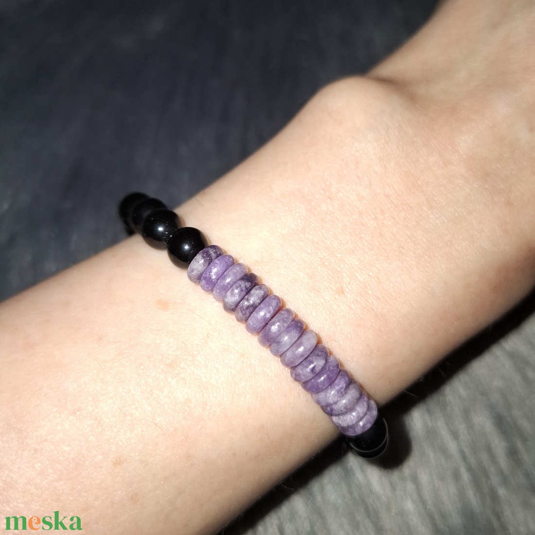 Nyugtató lila jáde és ónix ásványkarkötő - ékszer - karkötő - ásványkarkötő - Meska.hu