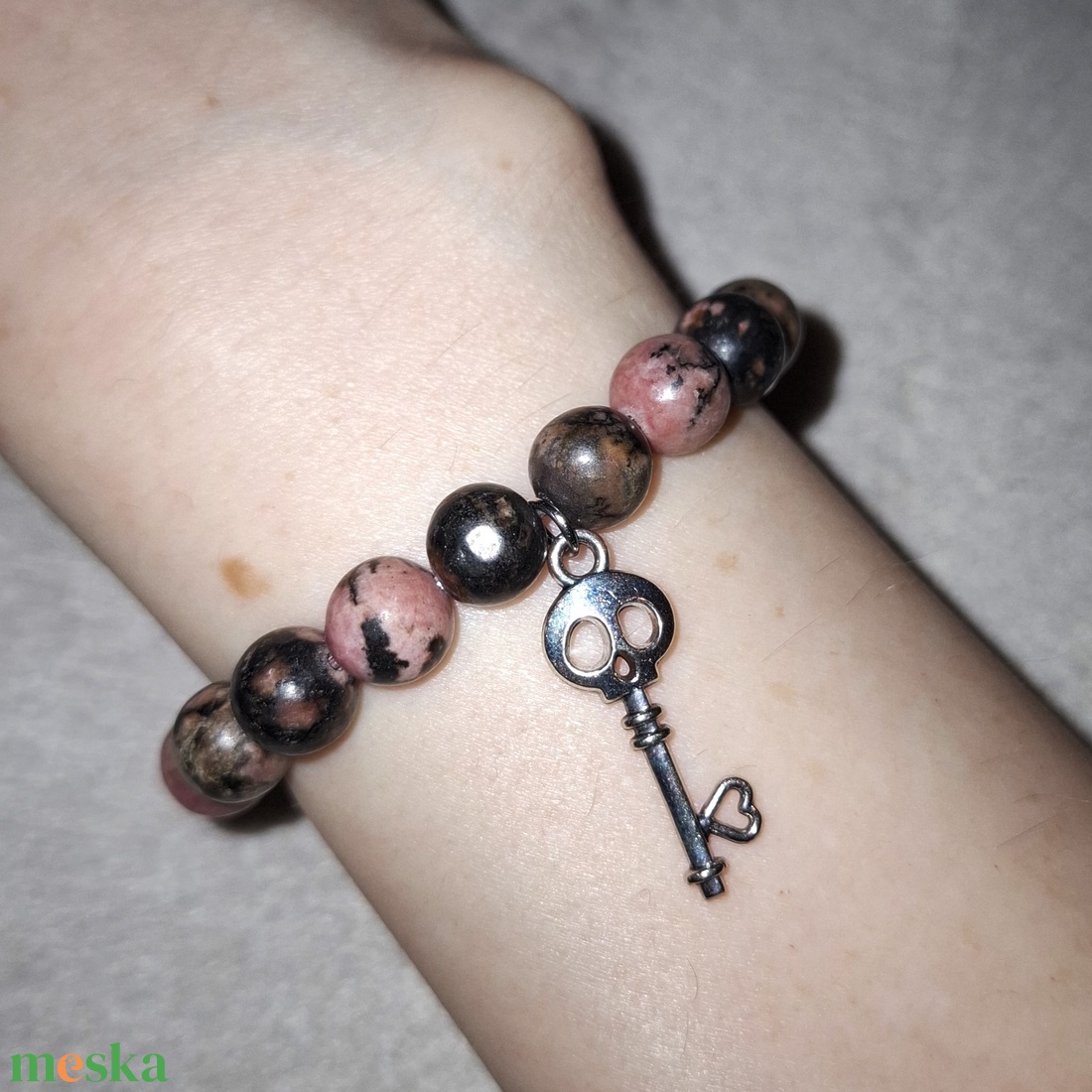 Koponyás rodonit ásványkarkötő - ékszer - karkötő - ásványkarkötő - Meska.hu
