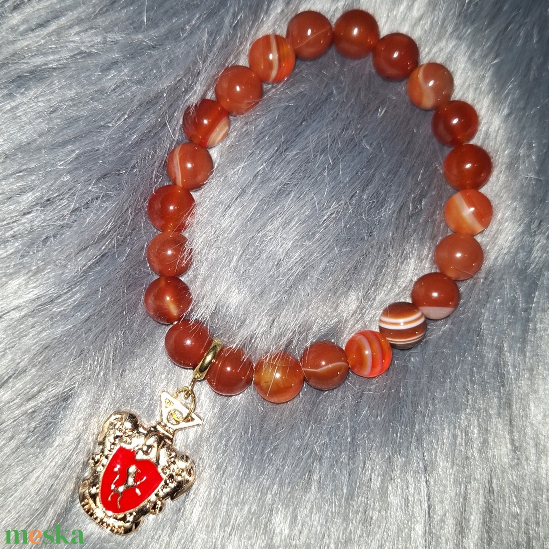 GRIFFENDÉL vörös achát ásványkarkötő Harry Potteres charmmal - ékszer - karkötő - ásványkarkötő - Meska.hu
