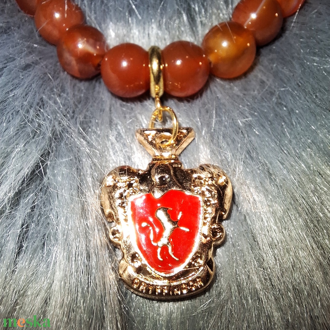 GRIFFENDÉL vörös achát ásványkarkötő Harry Potteres charmmal - ékszer - karkötő - ásványkarkötő - Meska.hu