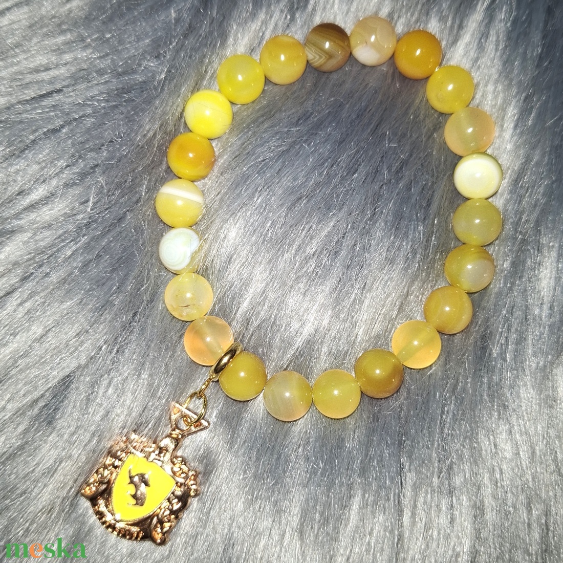 HUGRABUG sárga achát ásványkarkötő Harry Potteres charmmal - ékszer - karkötő - ásványkarkötő - Meska.hu
