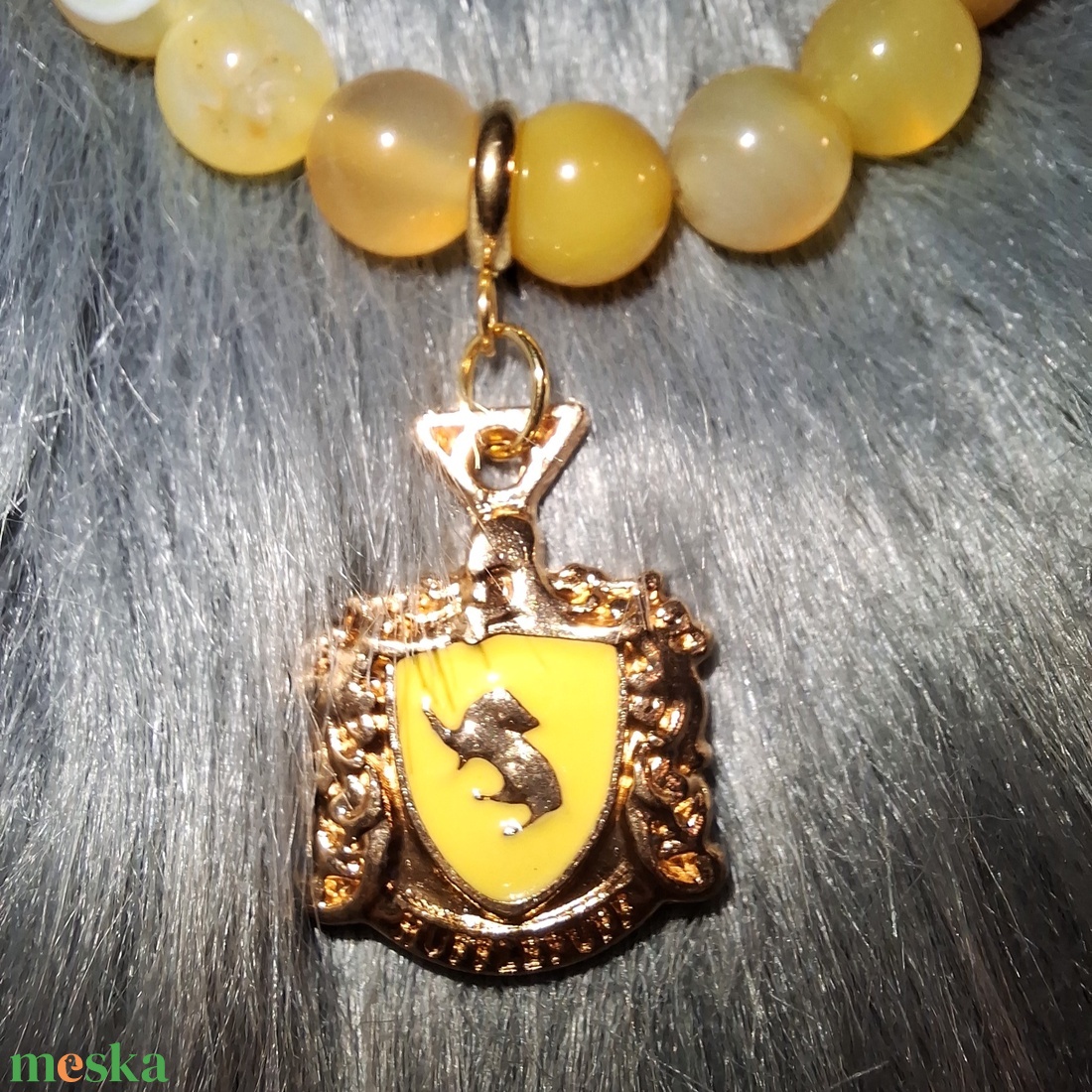 HUGRABUG sárga achát ásványkarkötő Harry Potteres charmmal - ékszer - karkötő - ásványkarkötő - Meska.hu