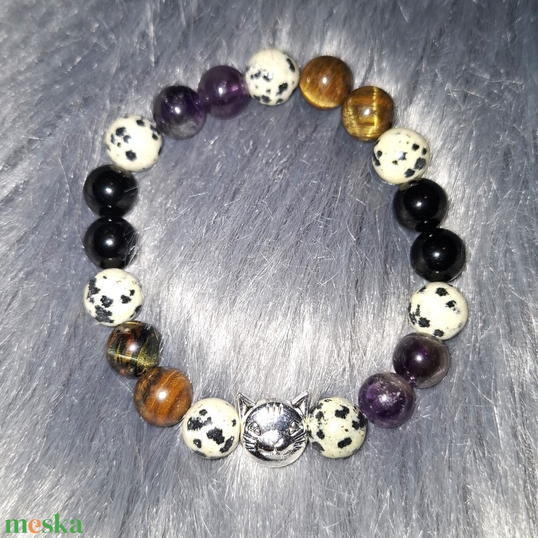 Familiáris Macska charmos ásványkarkötő dalmata jáspis, ametiszt, ónix és tigrisszem gyöngyökkel - ékszer - karkötő - ásványkarkötő - Meska.hu