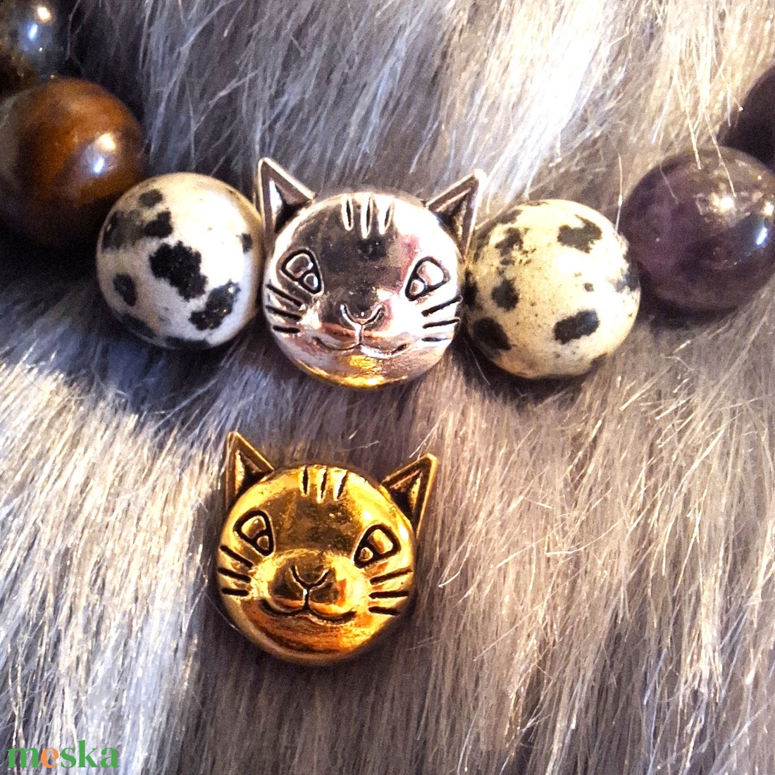 Familiáris Macska charmos ásványkarkötő dalmata jáspis, ametiszt, ónix és tigrisszem gyöngyökkel - ékszer - karkötő - ásványkarkötő - Meska.hu