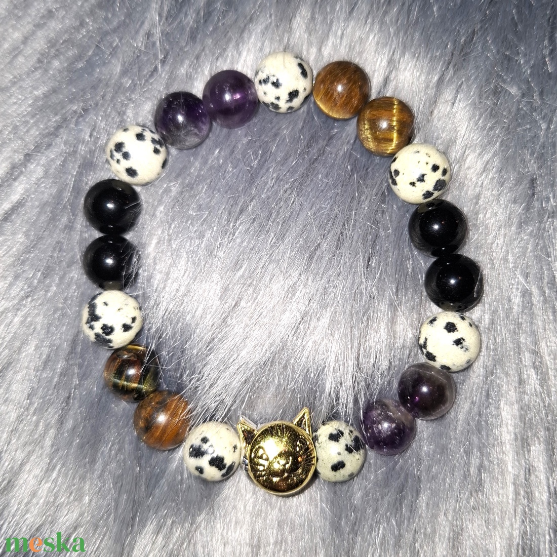 Familiáris Macska charmos ásványkarkötő dalmata jáspis, ametiszt, ónix és tigrisszem gyöngyökkel - ékszer - karkötő - ásványkarkötő - Meska.hu
