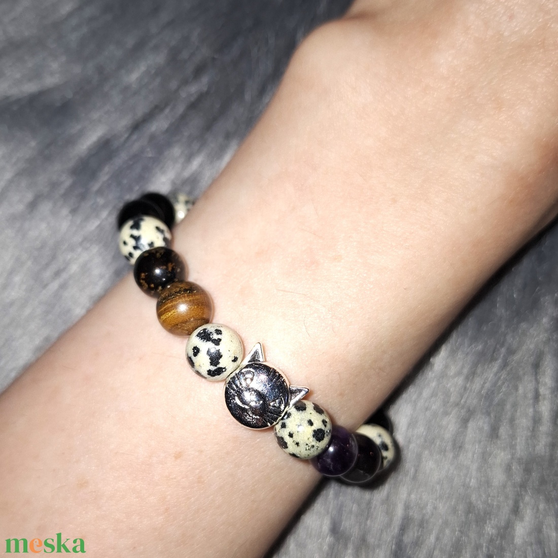 Familiáris Macska charmos ásványkarkötő dalmata jáspis, ametiszt, ónix és tigrisszem gyöngyökkel - ékszer - karkötő - ásványkarkötő - Meska.hu