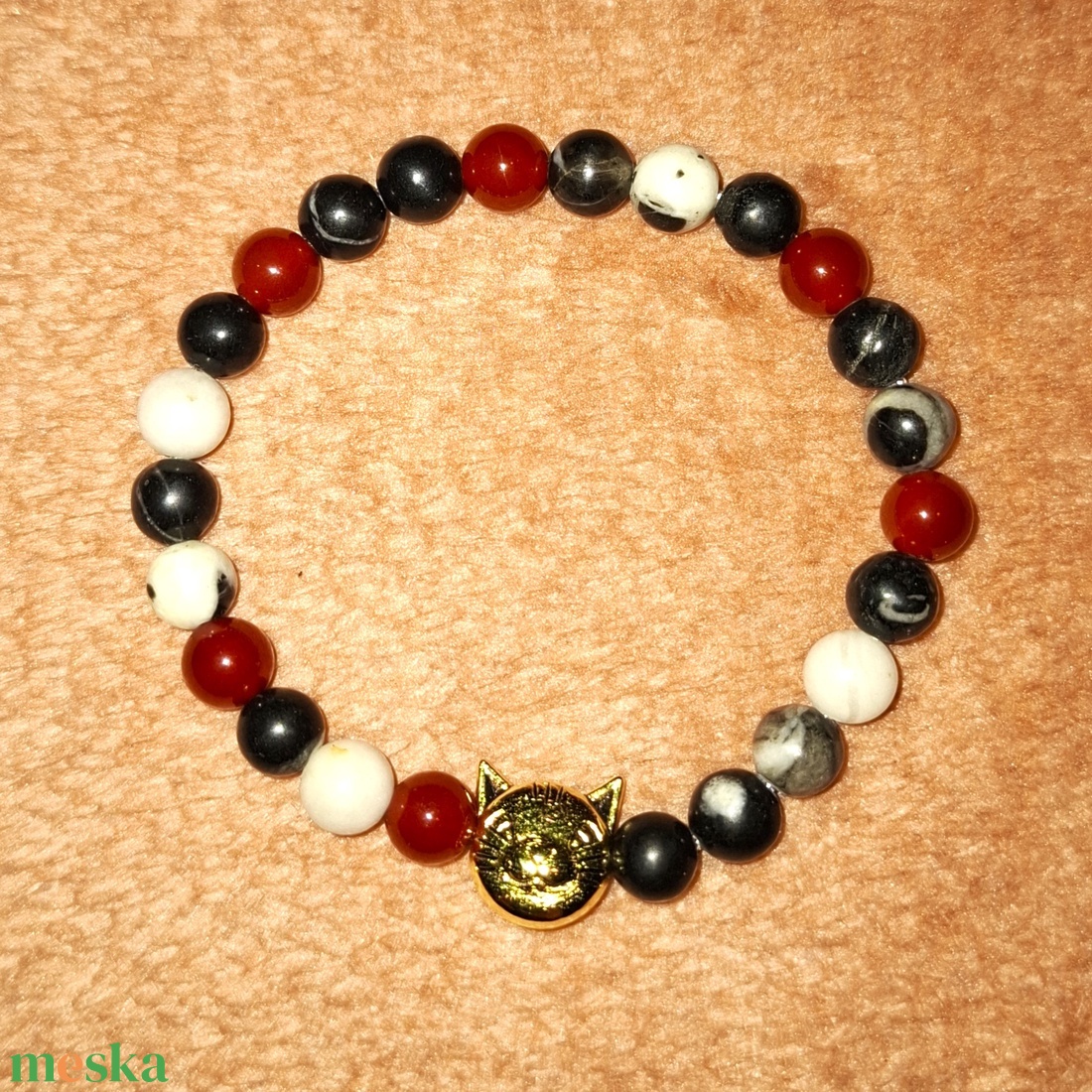 Macska charmos karneol és zebra jáspis ásványkarkötő - ékszer - karkötő - ásványkarkötő - Meska.hu
