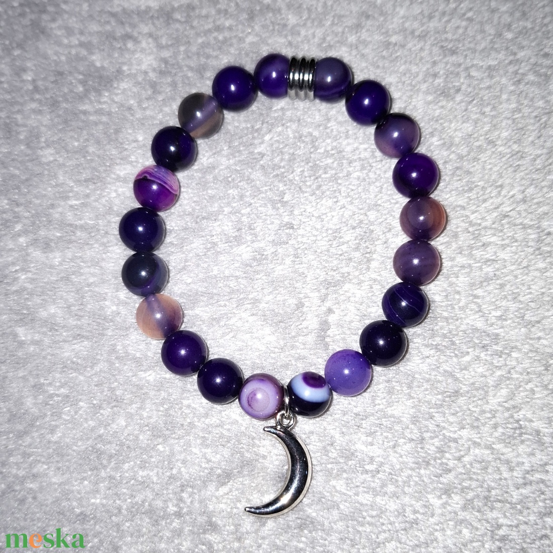 Lila achát ásványkarkötő hold medállal - ékszer - karkötő - ásványkarkötő - Meska.hu