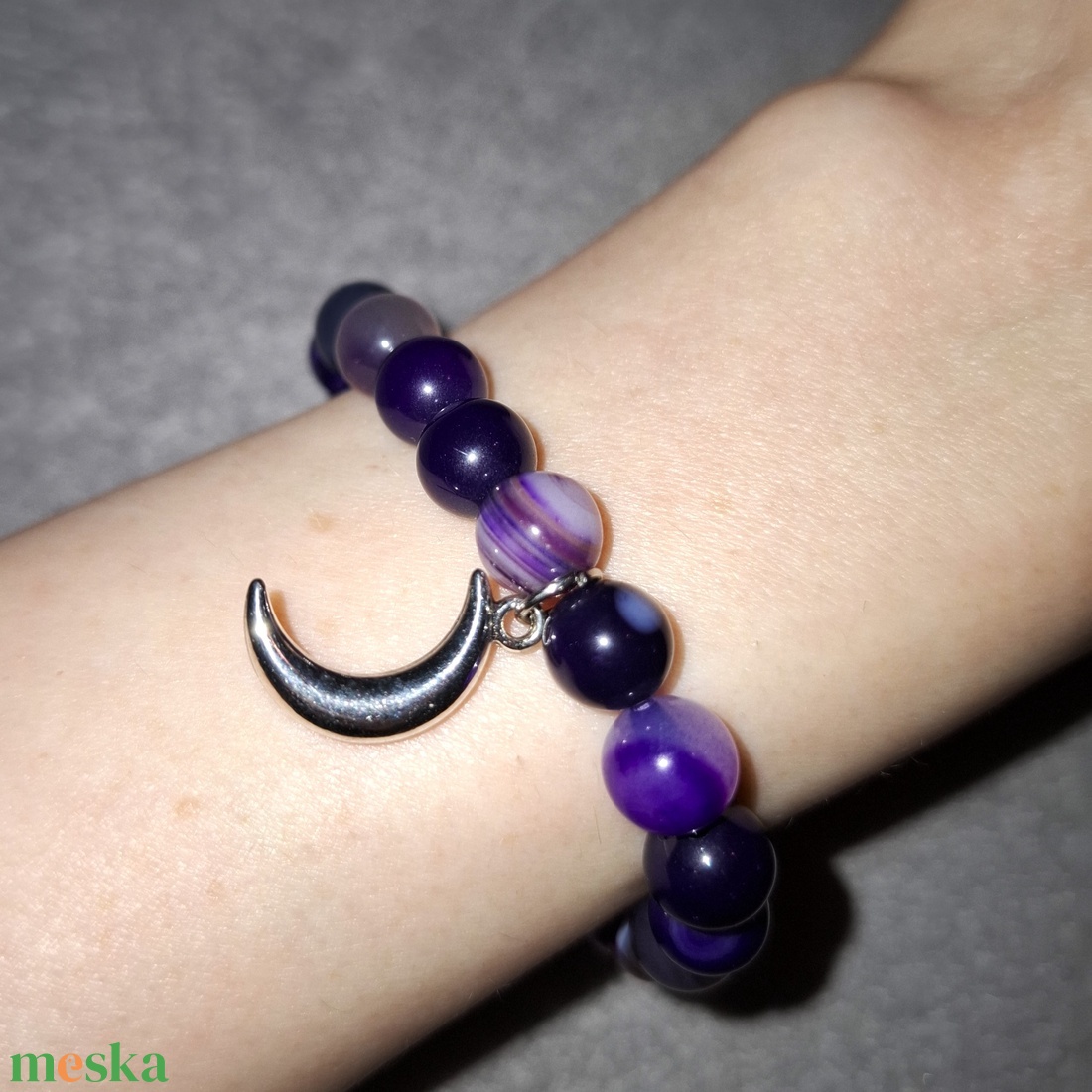 Lila achát ásványkarkötő hold medállal - ékszer - karkötő - ásványkarkötő - Meska.hu