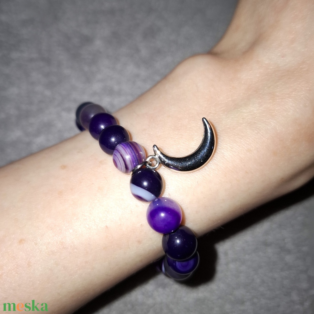 Lila achát ásványkarkötő hold medállal - ékszer - karkötő - ásványkarkötő - Meska.hu