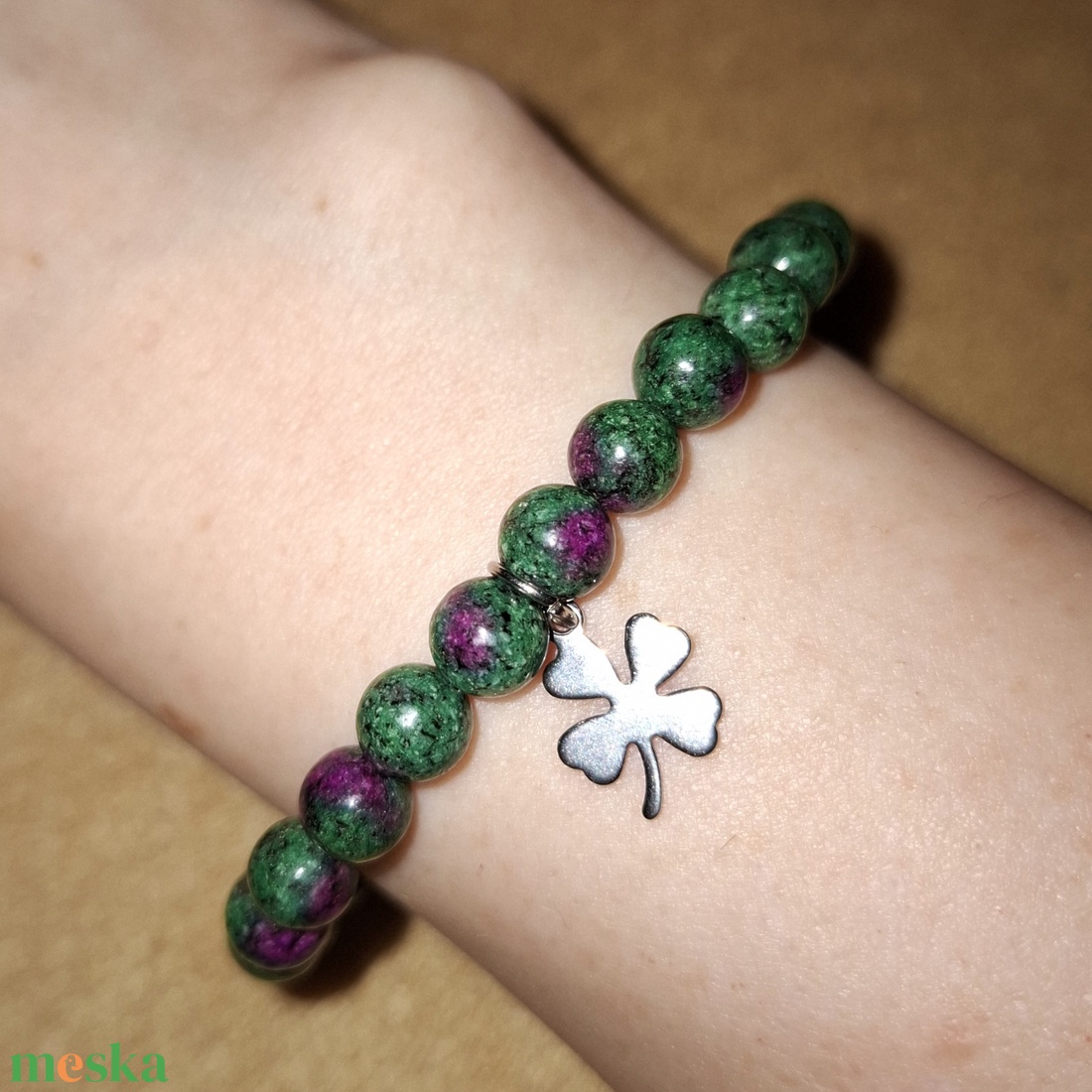 Szerencsehozó lóhere medálos rubin-zoizit ásványkarkötő - ékszer - karkötő - ásványkarkötő - Meska.hu