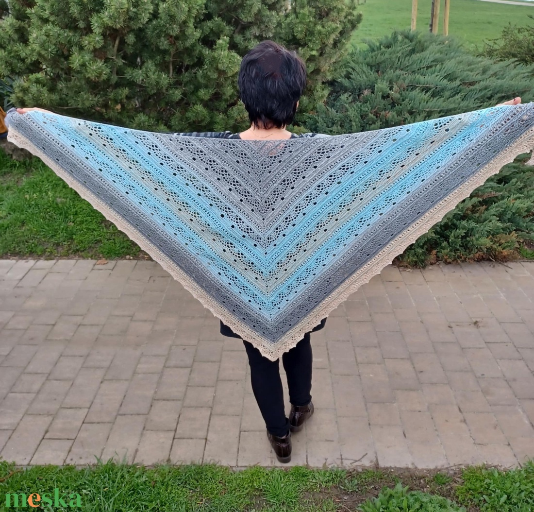 Kék ég horgolt kendő - ruha & divat - sál, sapka, kendő - vállkendő - Meska.hu