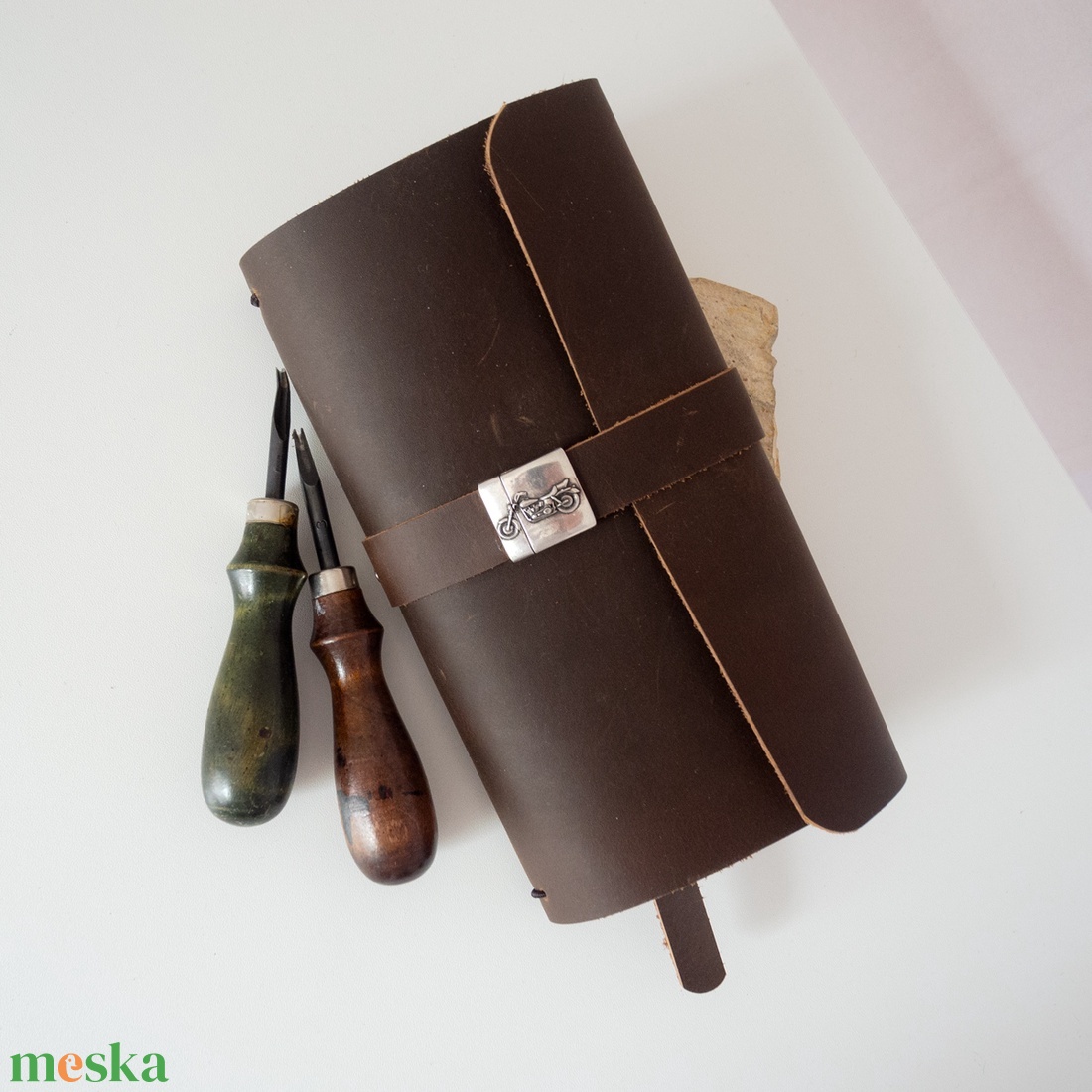 Bivalybőr útinapló férfiaknak, Rusztikus bivalybőr jegyzetfüzet férfiaknak, Motoros notebook, Újratölkthető - otthon & életmód - papír, írószer - jegyzetfüzet & napló - Meska.hu Bivalybőr útinapló férfiaknak, Rusztikus bivalybőr jegyzetfüzet férfiaknak, Motoros notebook, Újratölkthető - otthon & életmód - papír, írószer - jegyzetfüzet & napló - Meska.hu