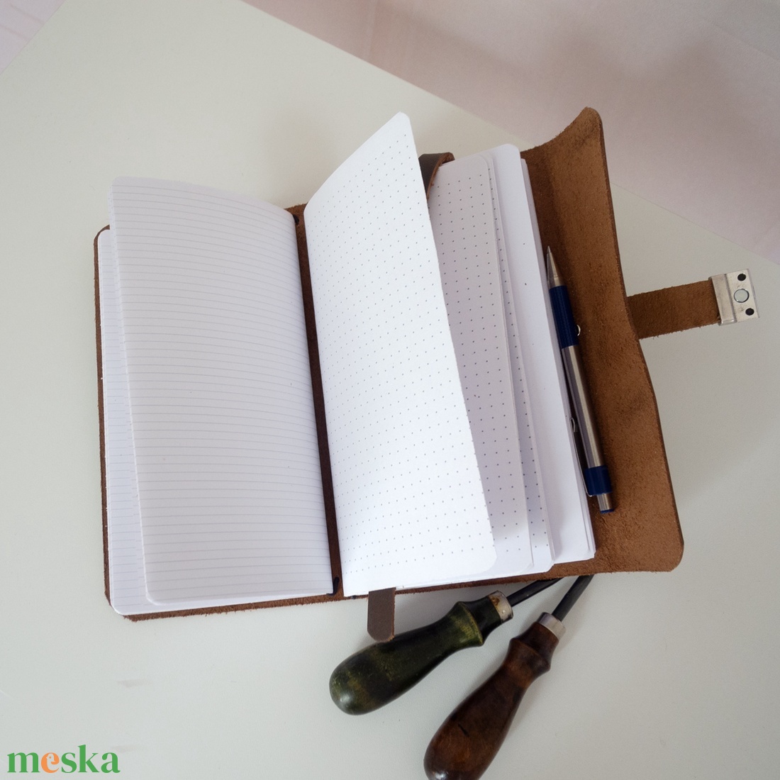 Bivalybőr útinapló férfiaknak, Rusztikus bivalybőr jegyzetfüzet férfiaknak, Motoros notebook, Újratölkthető - otthon & életmód - papír, írószer - jegyzetfüzet & napló - Meska.hu Bivalybőr útinapló férfiaknak, Rusztikus bivalybőr jegyzetfüzet férfiaknak, Motoros notebook, Újratölkthető - otthon & életmód - papír, írószer - jegyzetfüzet & napló - Meska.hu