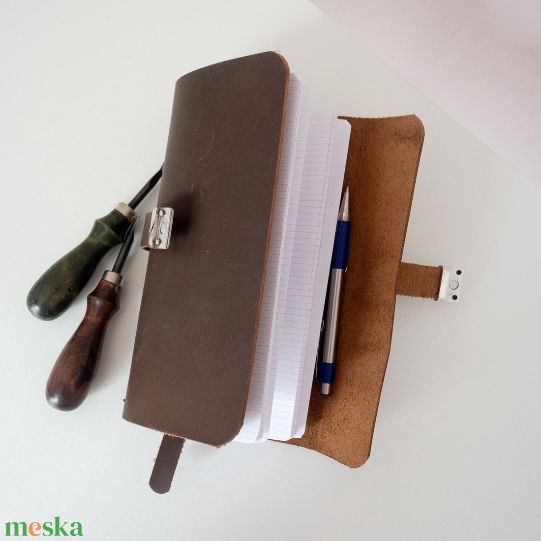 Bivalybőr útinapló férfiaknak, Rusztikus bivalybőr jegyzetfüzet férfiaknak, Motoros notebook, Újratölkthető - otthon & életmód - papír, írószer - jegyzetfüzet & napló - Meska.hu Bivalybőr útinapló férfiaknak, Rusztikus bivalybőr jegyzetfüzet férfiaknak, Motoros notebook, Újratölkthető - otthon & életmód - papír, írószer - jegyzetfüzet & napló - Meska.hu