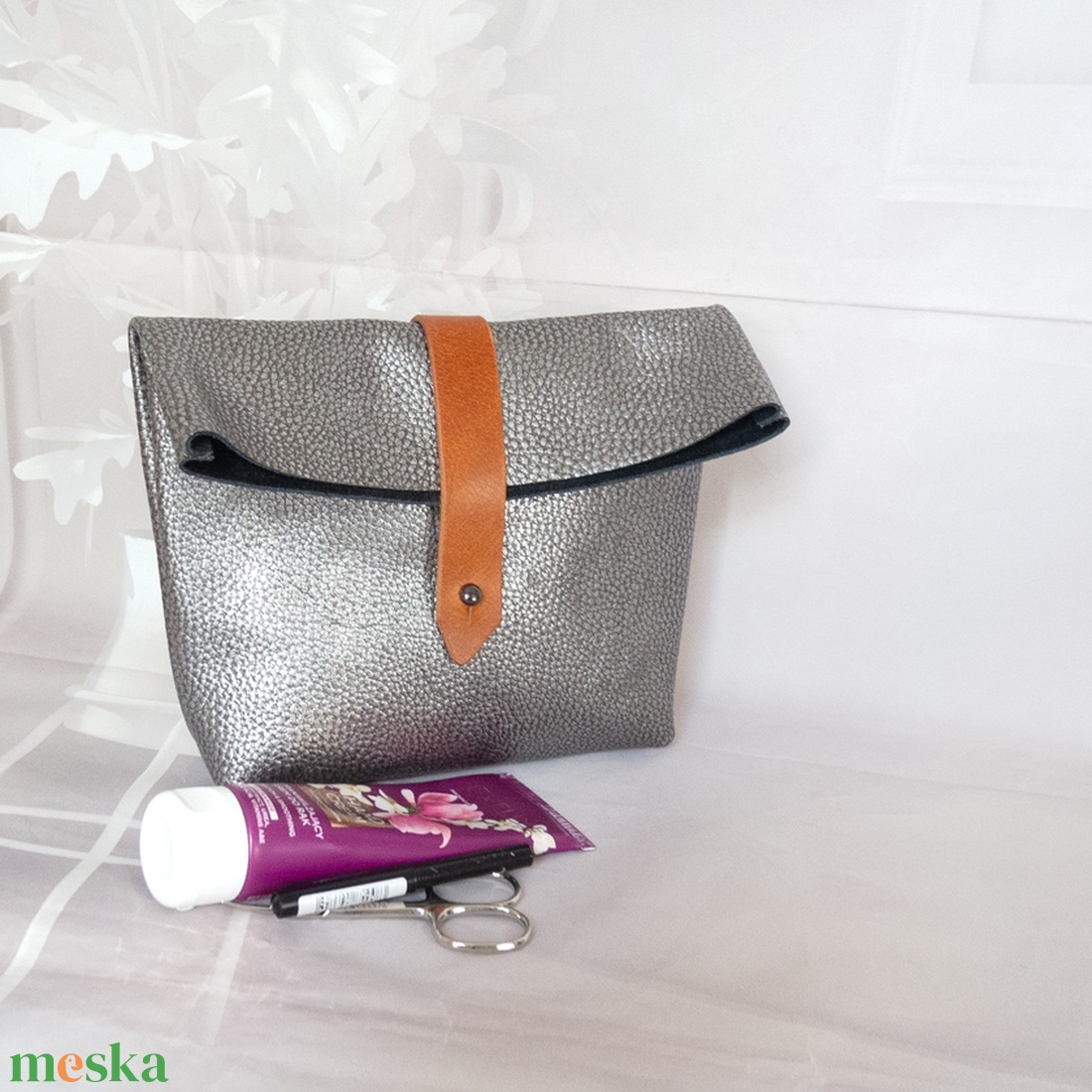 Marhabőr sminktáska, Ezüst színű olasz neszeszer, piperetáska, kozmetikai táska - táska & tok - neszesszer - Meska.hu