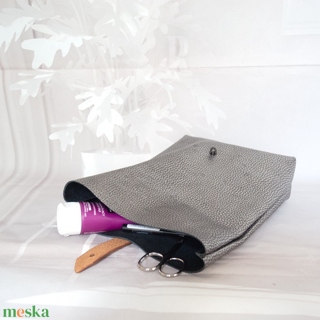 Marhabőr sminktáska, Ezüst színű olasz neszeszer, piperetáska, kozmetikai táska - táska & tok - neszesszer - Meska.hu