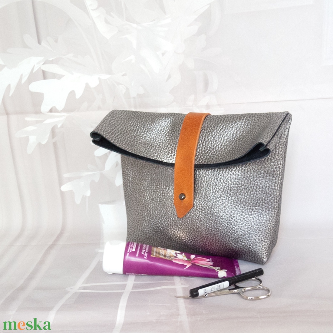 Marhabőr sminktáska, Ezüst színű olasz neszeszer, piperetáska, kozmetikai táska - táska & tok - neszesszer - Meska.hu