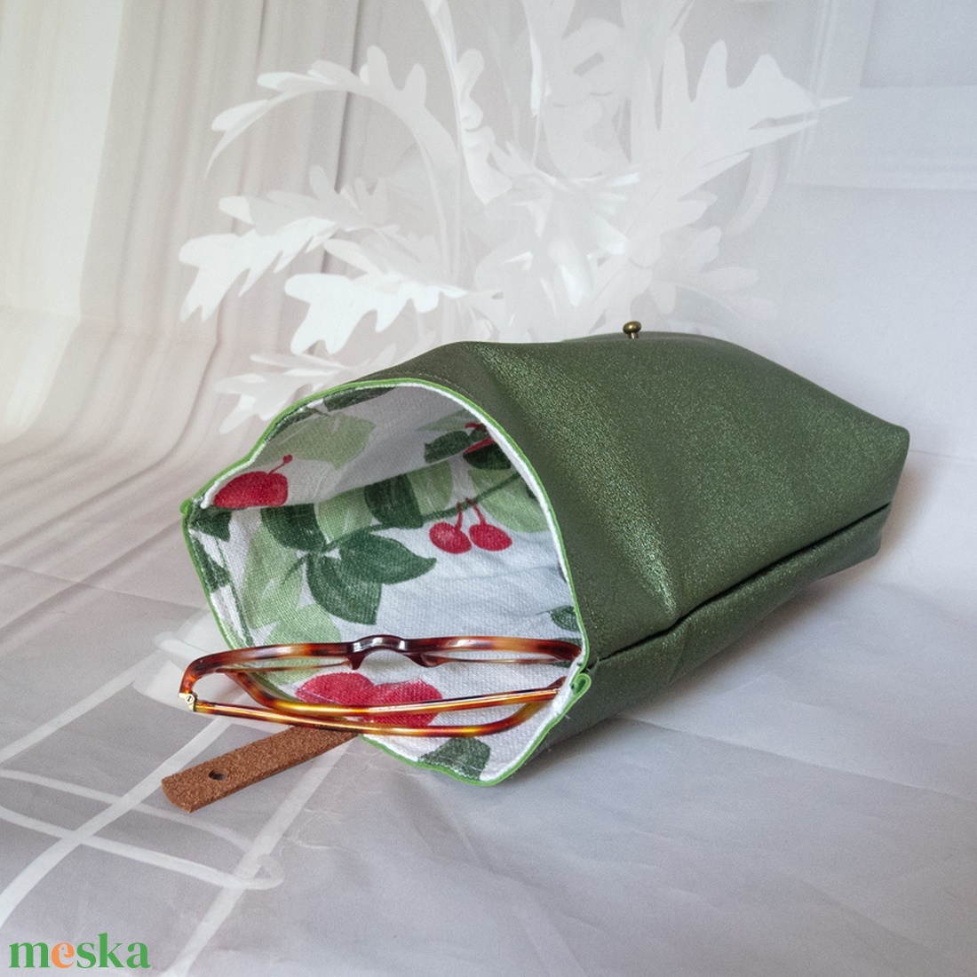 Olasz borjúbőr sminktáska, Kozmetikai táska, Zöld metálfényű bőr szemüvegtartó, Tolltartó - táska & tok - neszesszer - Meska.hu