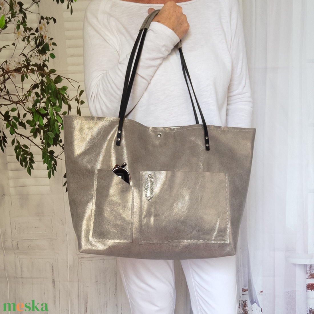 Ezüst színű olasz marhabőr táska tolltartóval, Nagy méretű olasz metál shopper - táska & tok - kézitáska & válltáska - nagy pakolós táska - Meska.hu