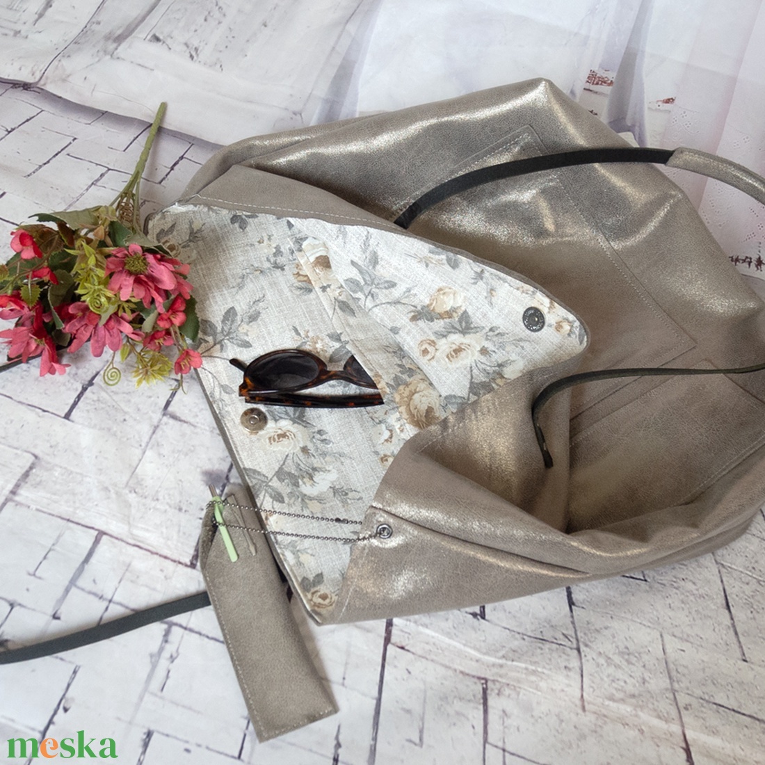 Ezüst színű olasz marhabőr táska tolltartóval, Nagy méretű olasz metál shopper - táska & tok - kézitáska & válltáska - nagy pakolós táska - Meska.hu