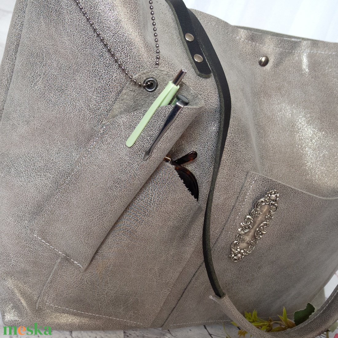 Ezüst színű olasz marhabőr táska tolltartóval, Nagy méretű olasz metál shopper - táska & tok - kézitáska & válltáska - nagy pakolós táska - Meska.hu