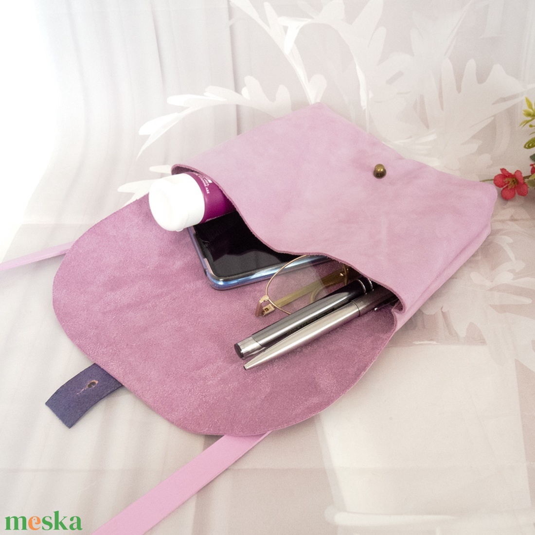 Halványlila nubuk bőr crossbody táska, Olasz nubuk mellkastáska, Válltáska, Parti táska - táska & tok - kézitáska & válltáska - vállon átvethető táska - Meska.hu