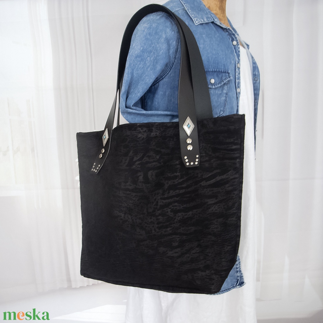 Fekete dombornyomott marhabőr táska - táska & tok - kézitáska & válltáska - nagy pakolós táska - Meska.hu