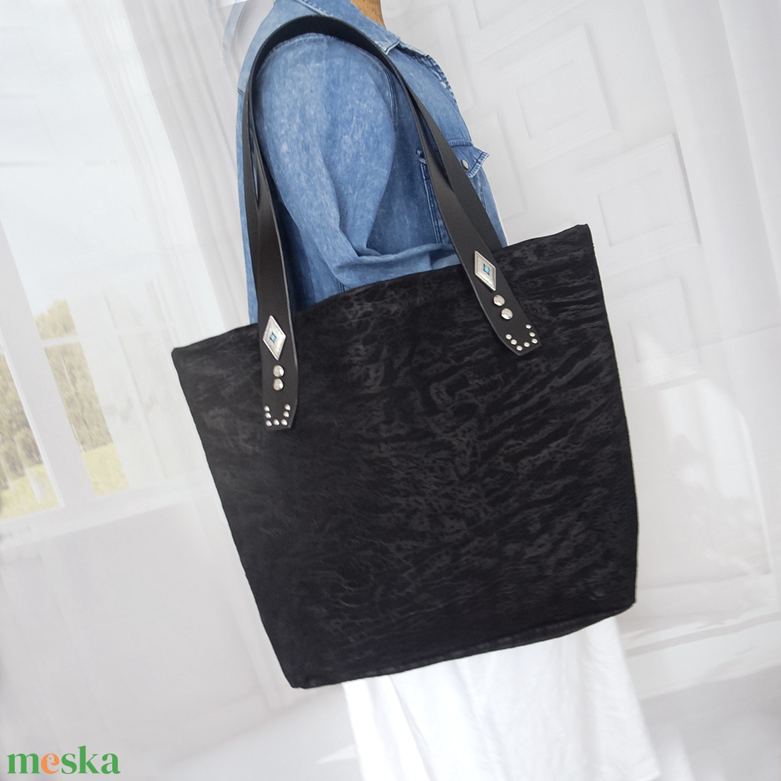 Fekete dombornyomott marhabőr táska - táska & tok - kézitáska & válltáska - nagy pakolós táska - Meska.hu