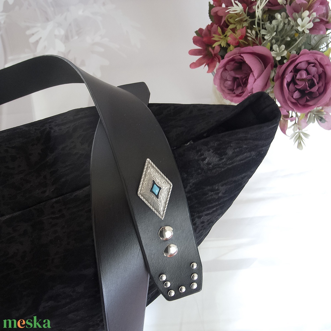 Fekete dombornyomott marhabőr táska - táska & tok - kézitáska & válltáska - nagy pakolós táska - Meska.hu