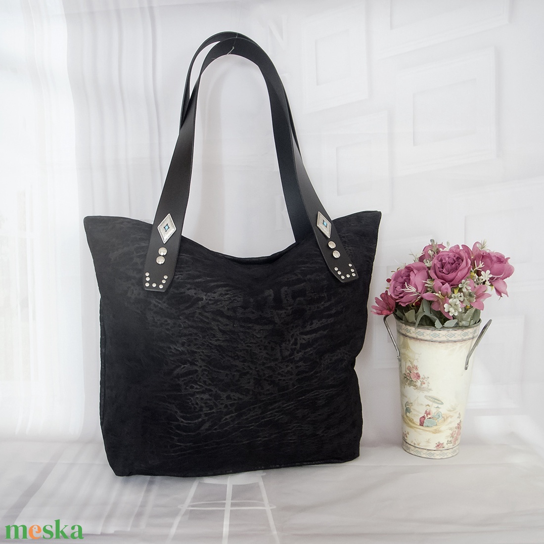 Fekete dombornyomott marhabőr táska - táska & tok - kézitáska & válltáska - nagy pakolós táska - Meska.hu