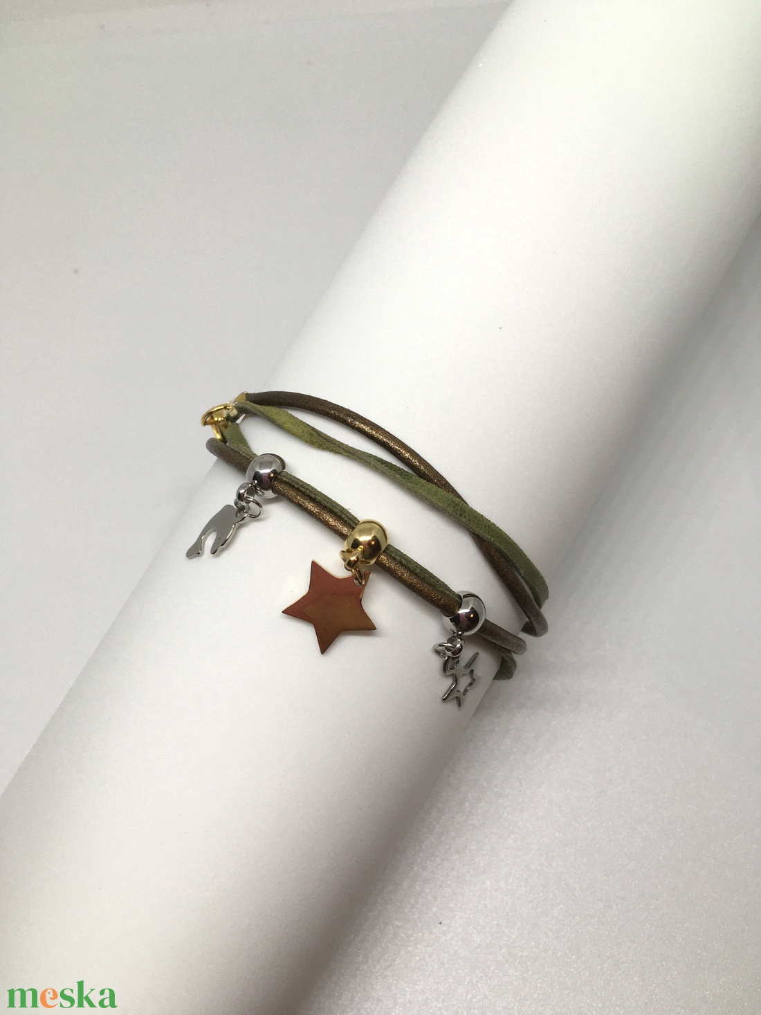 Weekday Charm - bőr karkötő nemesacél charmokkal - ékszer - karkötő - charm karkötő - Meska.hu