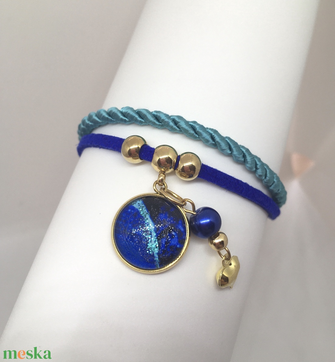 Turquoise Ocean - Selyemzsinór és bőr karkötő üveglencsés medállal - ékszer - karkötő - karkötő medállal - Meska.hu