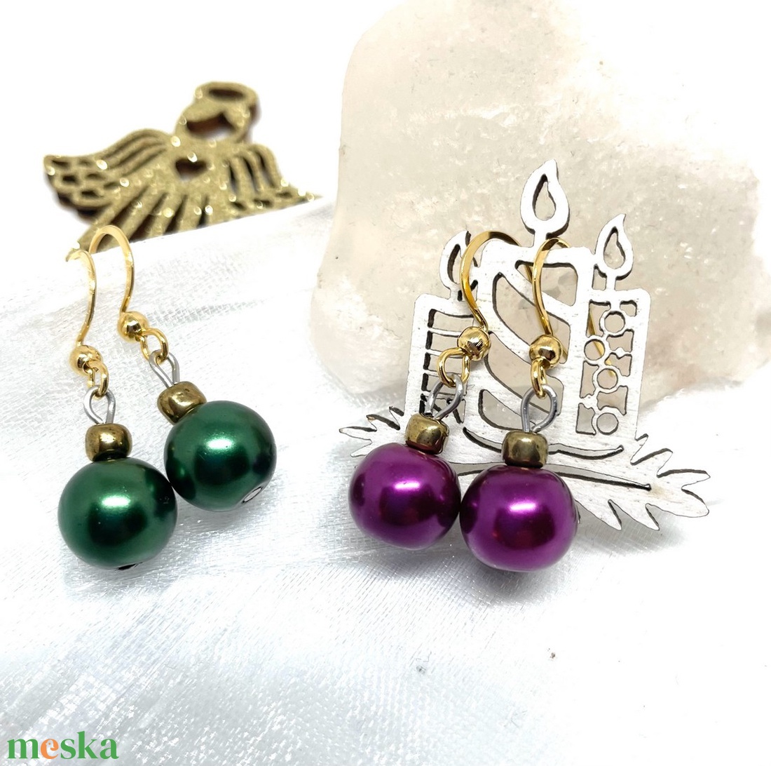 Festive Pearls - Karácsonyi gömb teklagyöngy fülbevaló - ékszer - fülbevaló - lógó fülbevaló - Meska.hu Festive Pearls - Karácsonyi gömb teklagyöngy fülbevaló - ékszer - fülbevaló - lógó fülbevaló - Meska.hu