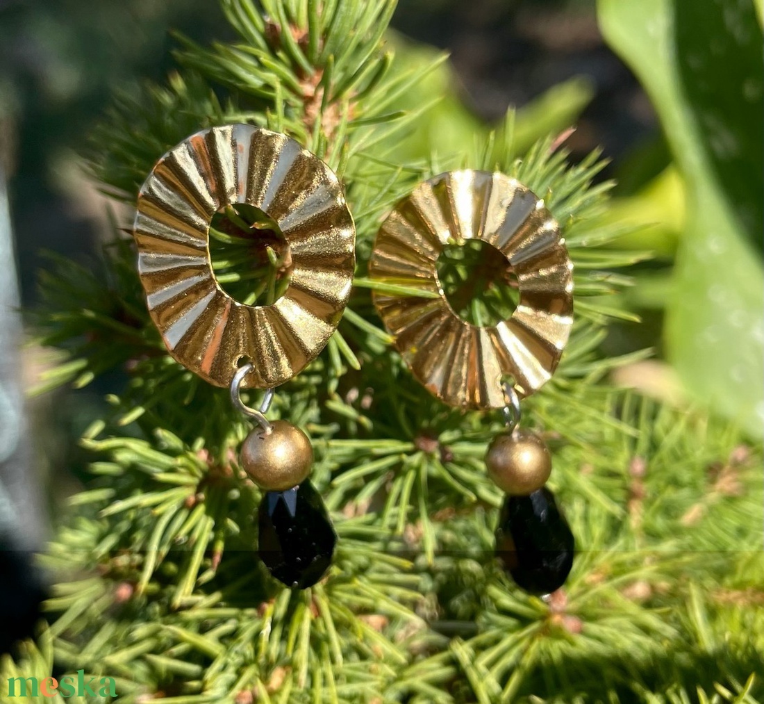 Black and Gold - Elegáns lógó fülbevaló - ékszer - fülbevaló - lógó csepp fülbevaló - Meska.hu