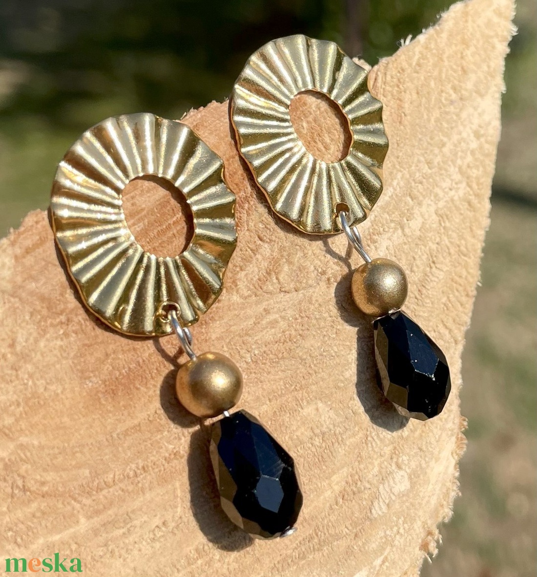 Black and Gold - Elegáns lógó fülbevaló - ékszer - fülbevaló - lógó csepp fülbevaló - Meska.hu