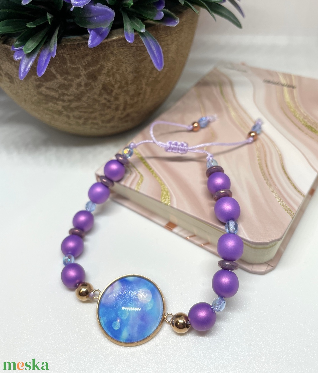 Violet and Blue Light - Gyöngy karkötő üveglencsés medállal - ékszer - karkötő - karkötő medállal - Meska.hu