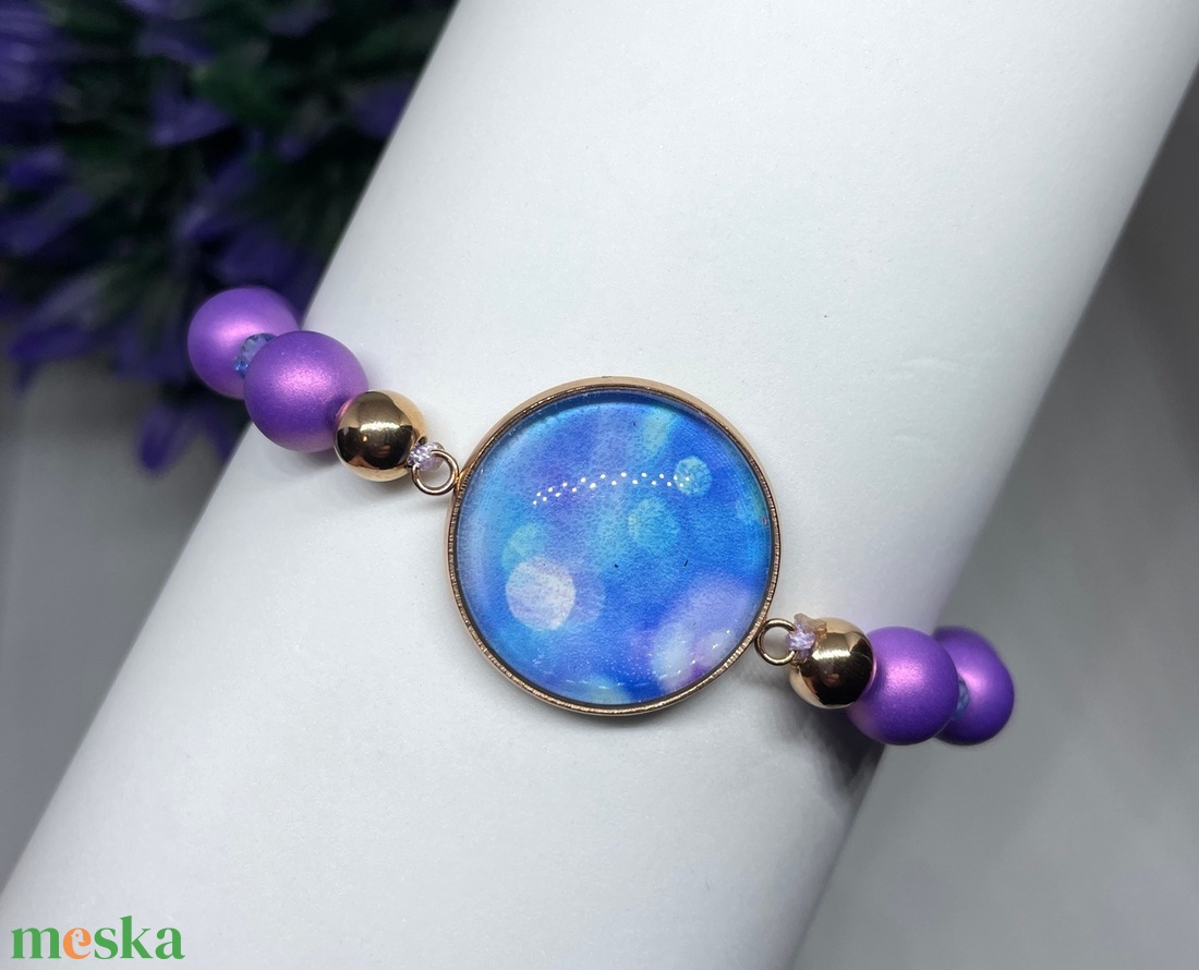 Violet and Blue Light - Gyöngy karkötő üveglencsés medállal - ékszer - karkötő - karkötő medállal - Meska.hu