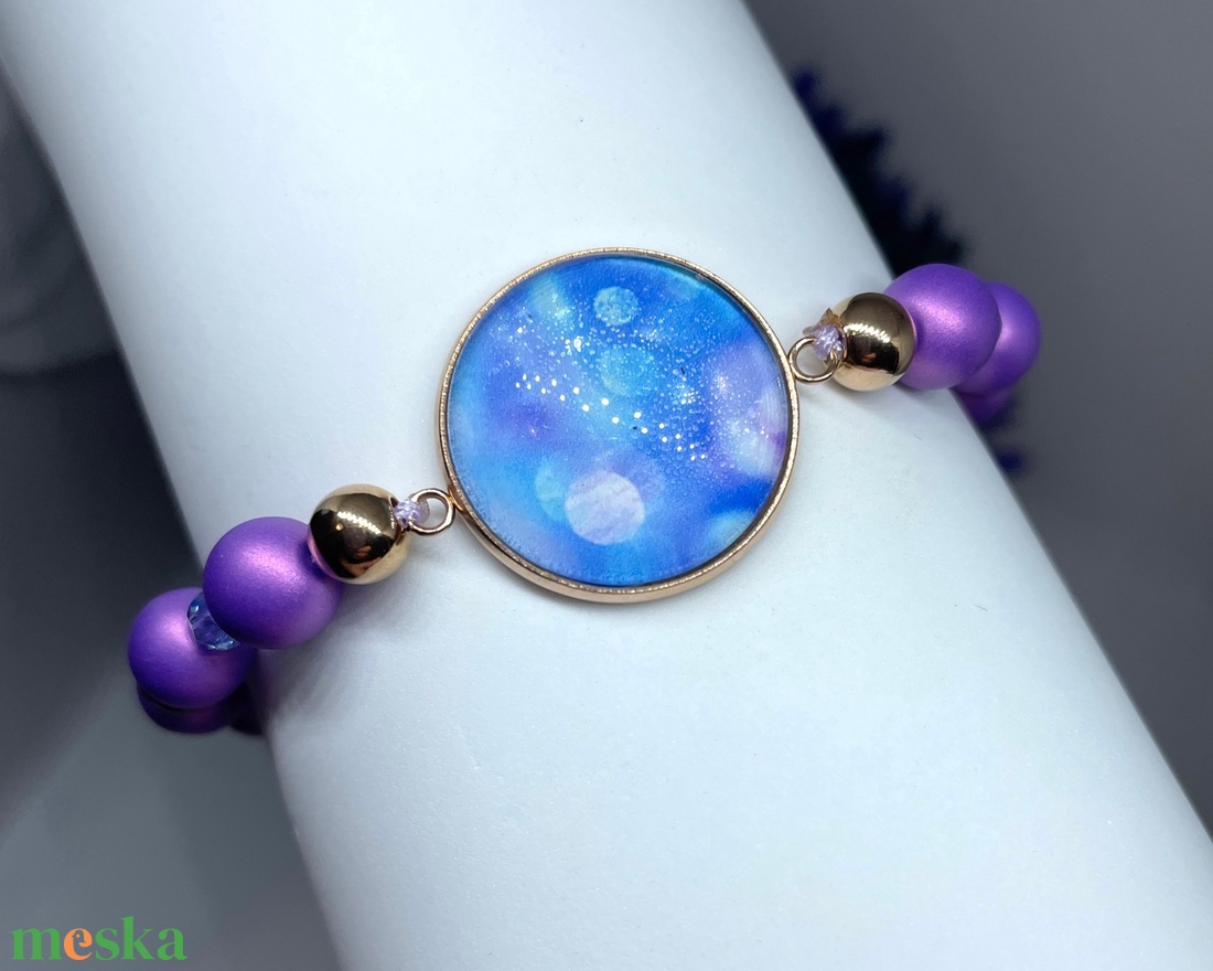 Violet and Blue Light - Gyöngy karkötő üveglencsés medállal - ékszer - karkötő - karkötő medállal - Meska.hu