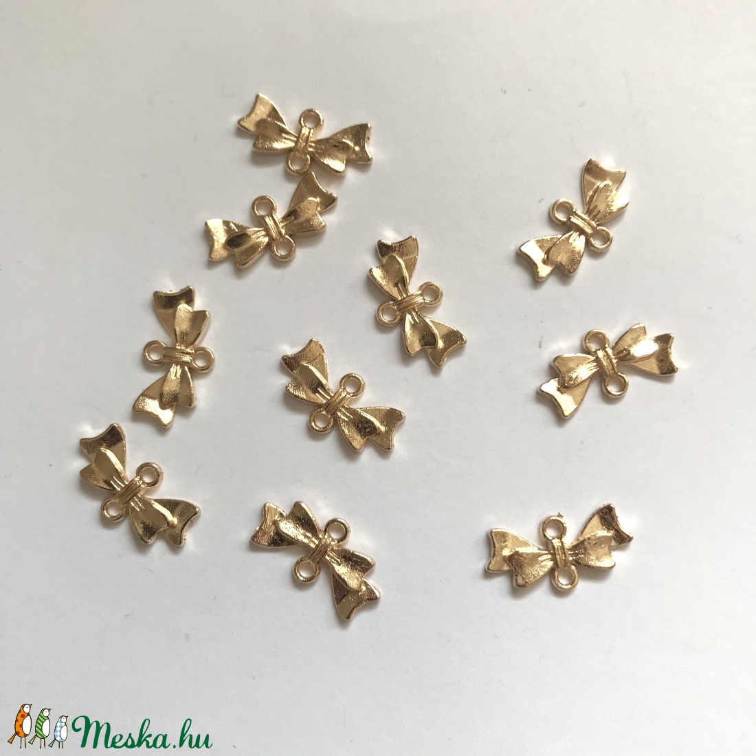 Arany színű masni medál - kellékek & szerszámok - gyöngyfűzés kellékek - fém köztesek - Meska.hu