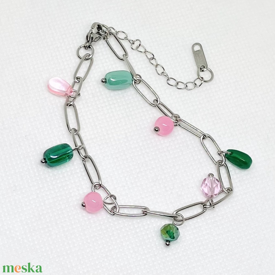 Rózsaszín zöld karkötő - ékszer - karkötő - charm karkötő - Meska.hu